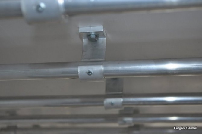 ﻿Suportes de barras gancheiras em alumínio. Para furgões semirreboque e/ou frigoríficos.