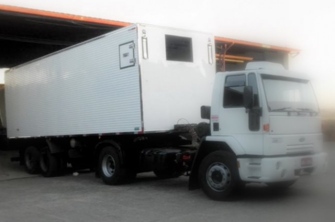 ﻿Furgão Frigorífico Semirreboque. Janela lateral para manutenção do aparelho de refrigeração. Portinholas da frente (perto do local para colocação de aparelho) para transporte de verduras.