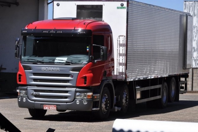 Furgão Frigorífico. Detalhe: escada para manutenção de aparelho de refrigeração.